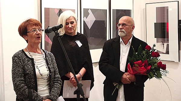  O twórczości jubilata prof. Aleksandra Olszewskiego mówi Tamara Książek (z lewej). Obok kurator wystawy Elżbieta Raczkowska 