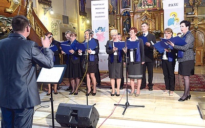  Na początek koncert parafialnego chóru Adalbertus. Prowadzi go Michał Fiderek, organista w parafii w Kraśnicy