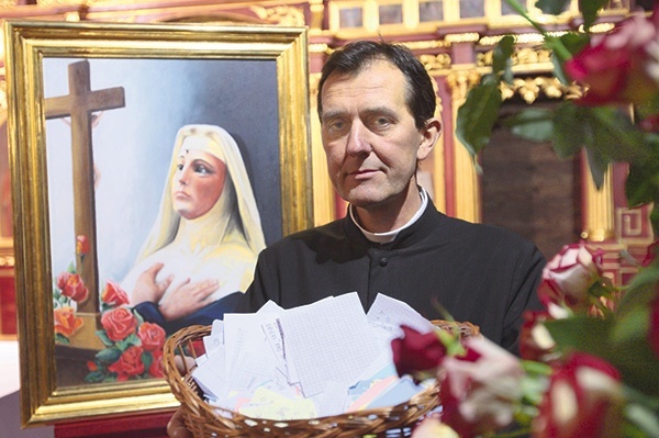 Proboszcz bieszczadzkiej parafii jest jednym z chodzących dowodów skuteczności wstawiennictwa włoskiej świętej. Od jego choroby nowotworowej zaczęły się comiesięczne nabożeństwa