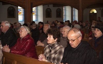 Barwice modlą się o życie księdza