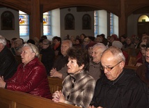 Barwice modlą się o życie księdza