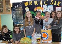 Joanna Kaliszewska z wolontariuszkami podczas zbiórki plastikowych korków i nakrętek