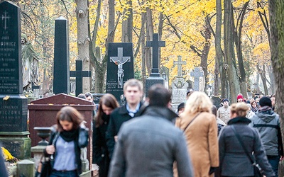  Dzięki zbiórce co roku udaje się odnowić kilka zabytkowych nagrobków na cmentarzu 