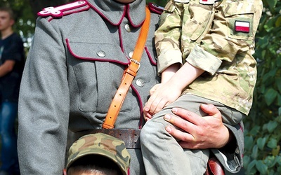 W legionowym mundurze Krzysztof Neścior z synami