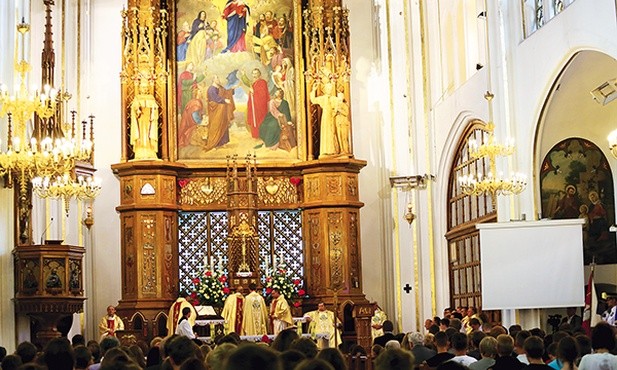 W sanktuarium wierni gromadzą się przed obrazem Wspomożycielki