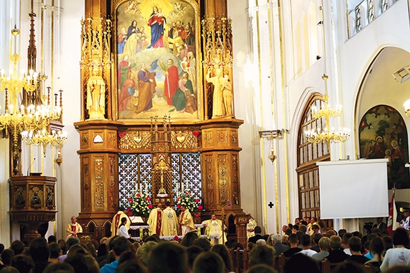 W sanktuarium wierni gromadzą się przed obrazem Wspomożycielki