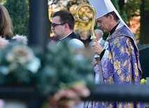  Procesji na cmentarzu parafii katedralnej przewodniczył bp Adam Bałabuch