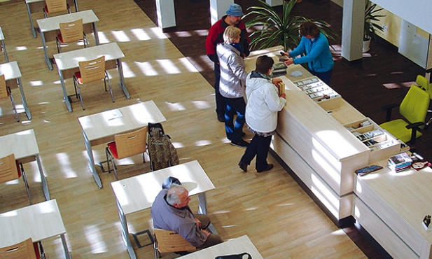   Przestronne pomieszczenie biblioteki i czytelni