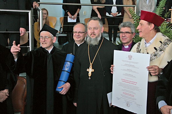 Ojciec Napiórkowski (z lewej) z doktoratem honorowym, którego promotorem był bp opolski Andrzej Czaja