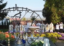 Msza św. na cmentarzu katedralnym w Sandomierzu
