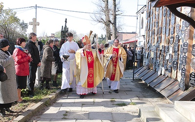  Odrestaurowaną świątynię poświęcił bp Edward Frankowski 