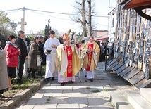  Odrestaurowaną świątynię poświęcił bp Edward Frankowski 