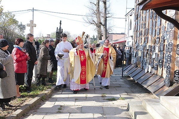  Odrestaurowaną świątynię poświęcił bp Edward Frankowski 