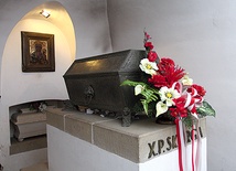 Powyżej: Szczątki sługi Bożego spoczywają w krypcie krakowskiego kościoła Świętych Piotra i Pawła