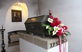 Powyżej: Szczątki sługi Bożego spoczywają w krypcie krakowskiego kościoła Świętych Piotra i Pawła