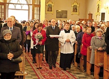 Podczas Mszy św. jubileuszowej w procesji z darami przyniesiono do ołtarza m.in. nowe szaty i naczynia liturgiczne dla parafialnej świątyni