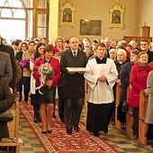 Podczas Mszy św. jubileuszowej w procesji z darami przyniesiono do ołtarza m.in. nowe szaty i naczynia liturgiczne dla parafialnej świątyni