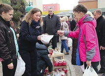  – Ludzie chętnie kupują znicze u nas, bo chcą, żeby ich pieniądze poszły na szczytny cel. Wrzucają też datki do skrzynki – powiedziała wolontariuszka Aneta Stonoga