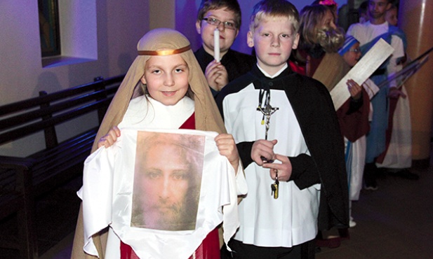 Nie wystarczyło przygotować stroju na Orszak Świętych w parafii św. Faustyny w Słupsku. Życiorys świętego musiała poznać cała rodzina 