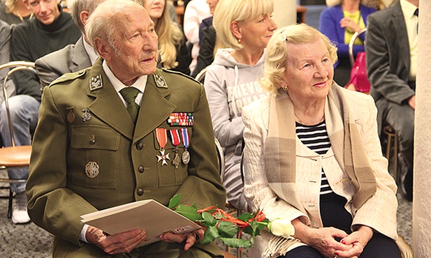 Dzięki projektowi pani Halina (z prawej) odszukała ścieżki prowadzące do zaginionego Tadeusza. Przeżył wojnę, ożenił się, zmarł przed czterema laty. – Ożenił się późno, aż 10 lat po wojnie – mówi córka pani Haliny. – Tak, jakby na mamusię czekał. Ale ona się wtedy przeniosła na Pomorze…