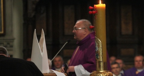 Nie przechodził obojętnie...