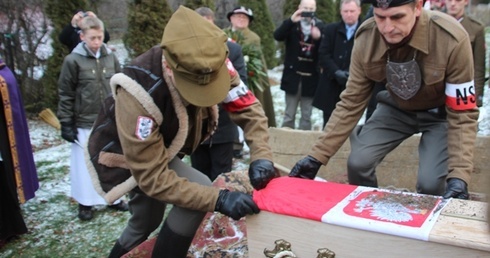 Złożenie trumny plutonowego Edwarda Biesoka do grobu w Mazańcowicach w grudniu 2013 r.