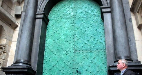 Drzwi katedry wawelskiej zmieniły kolor
