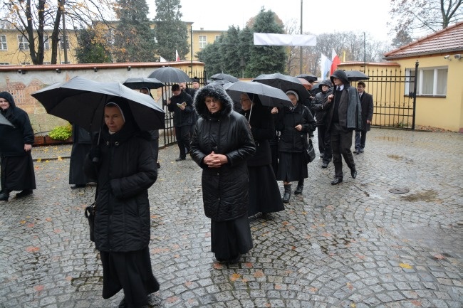 Procesyjne przeniesienie trumny bp. Nathana