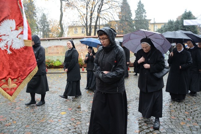 Procesyjne przeniesienie trumny bp. Nathana