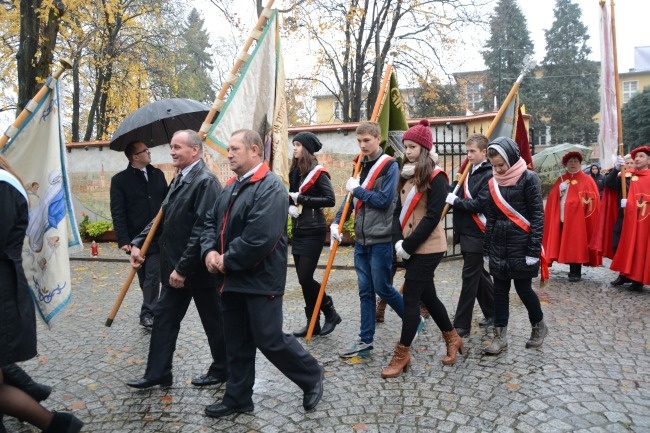 Procesyjne przeniesienie trumny bp. Nathana