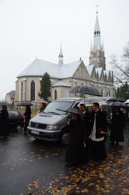 Procesyjne przeniesienie trumny bp. Nathana