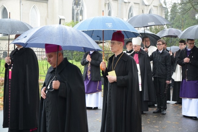 Procesyjne przeniesienie trumny bp. Nathana