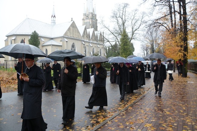 Procesyjne przeniesienie trumny bp. Nathana