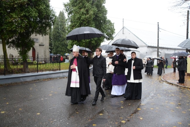 Procesyjne przeniesienie trumny bp. Nathana