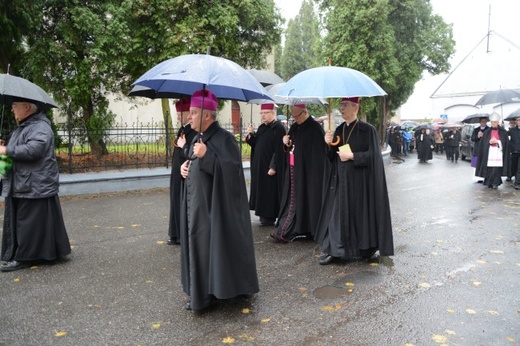 Procesyjne przeniesienie trumny bp. Nathana