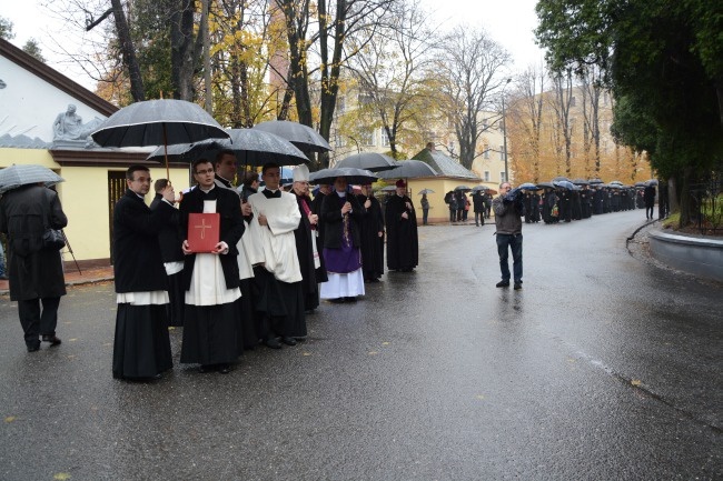 Procesyjne przeniesienie trumny bp. Nathana