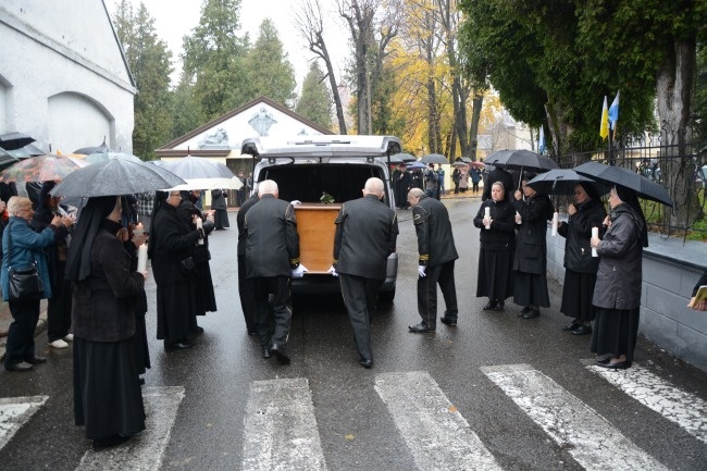 Procesyjne przeniesienie trumny bp. Nathana