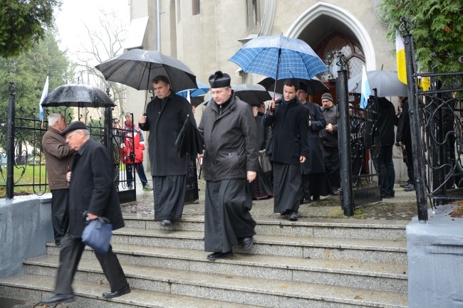 Procesyjne przeniesienie trumny bp. Nathana