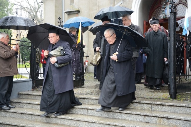 Procesyjne przeniesienie trumny bp. Nathana