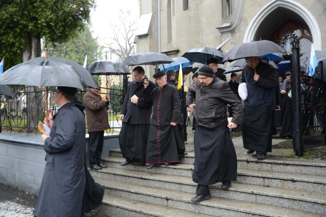 Procesyjne przeniesienie trumny bp. Nathana