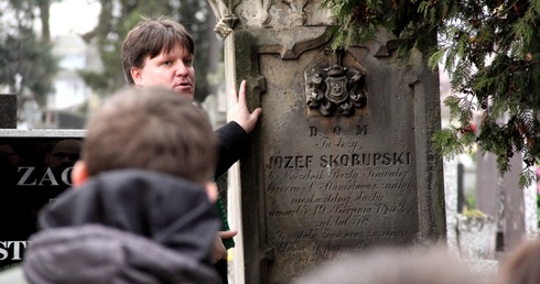 Jacek Rybus oprowadzał łowiczan po cmentarzu Emaus