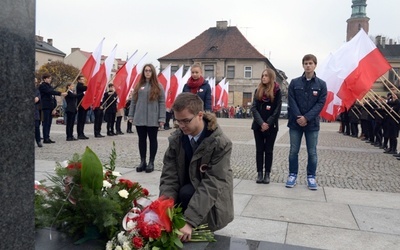 Po przedstawicielach władz swoją wiązankę przed Pomnikiem Czynu Legionów złożyła młodzież