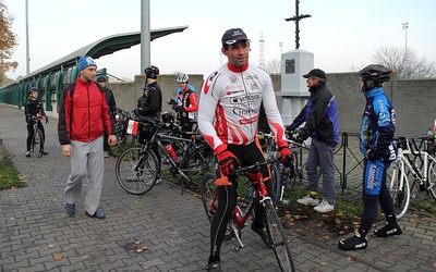 Rowerzysci wyruszyli sprzed pomnika powstańców styczniowych w Łowiczu