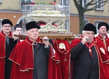 Tradycyjnie 11 listopada ulicami Łowicza niesiono relikwie świętej rzymianki