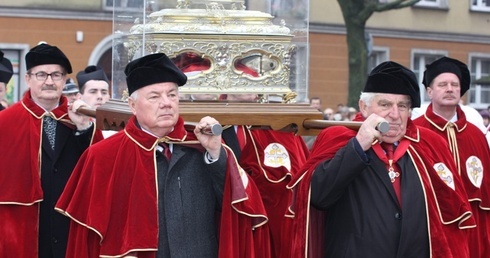 Tradycyjnie 11 listopada ulicami Łowicza niesiono relikwie świętej rzymianki