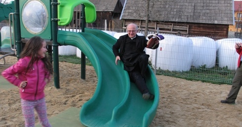 Jak proboszcz plac zabaw testował