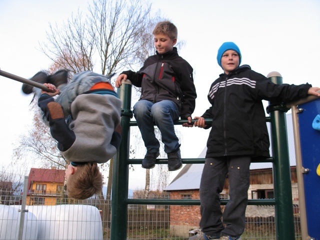 Proboszcz na zjeżdżalni