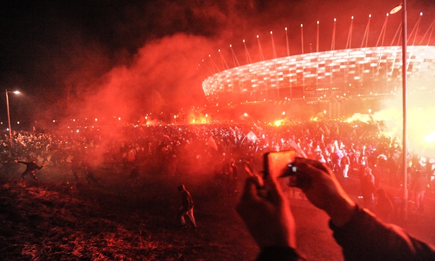 Patriotyczny marsz zakłócany przez chuliganów 