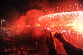 Patriotyczny marsz zakłócany przez chuliganów 