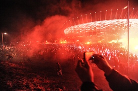 Patriotyczny marsz zakłócany przez chuliganów 